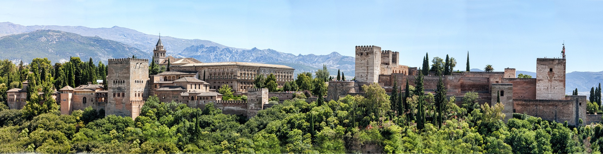 Restaurante con vistas a la Alhambra en el barrio del Albayzín, Granada. Cocina Fusión y de Mercado donde comer y vivir una experiencia gastronómica internacional en Andalucía con productos españoles