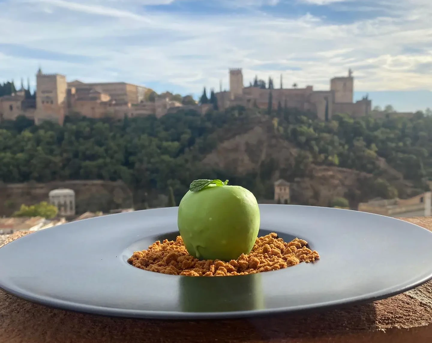 Restaurante con vistas a la Alhambra en el barrio del Albayzín, Granada. Cocina Fusión y de Mercado donde comer y vivir una experiencia gastronómica internacional en Andalucía con productos españoles
