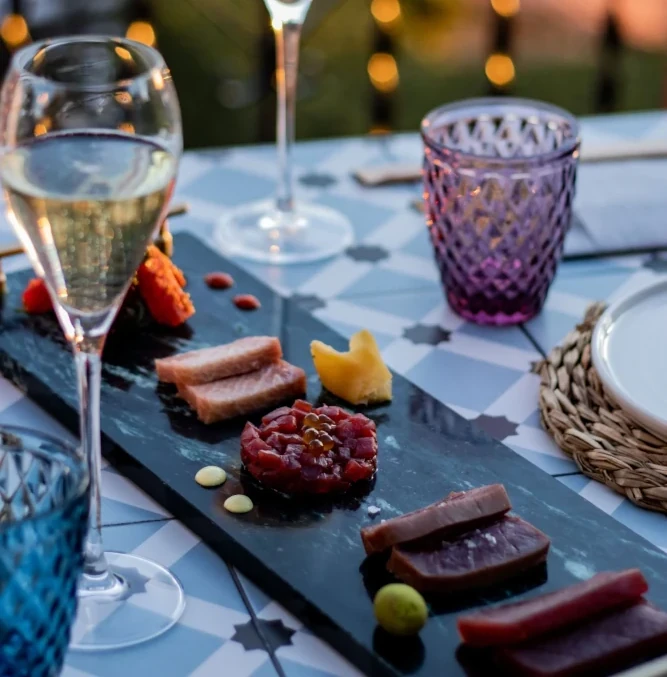 Restaurante con vistas a la Alhambra en el barrio del Albayzín, Granada. Cocina Fusión y de Mercado donde comer y vivir una experiencia gastronómica internacional en Andalucía con productos españoles