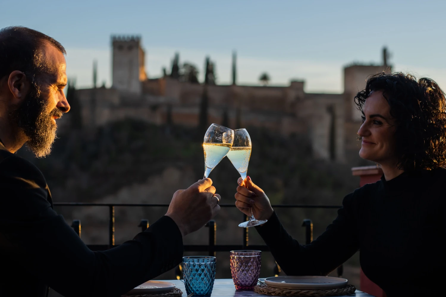 Restaurante con vistas a la Alhambra en el barrio del Albayzín, Granada. Cocina Fusión y de Mercado donde comer y vivir una experiencia gastronómica internacional en Andalucía con productos españoles